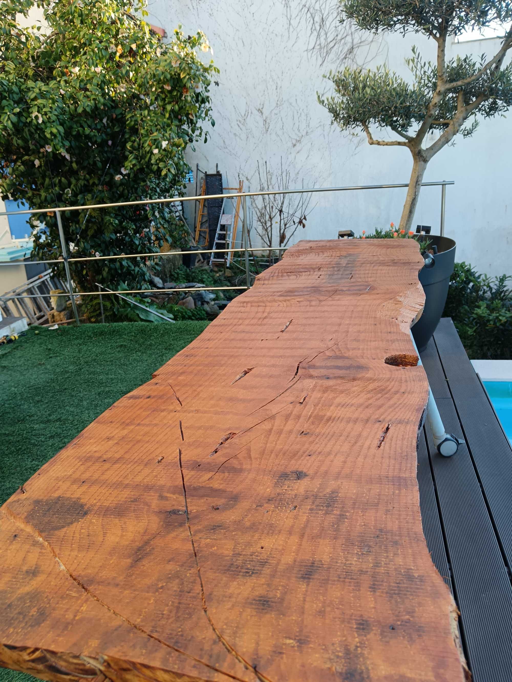 Mesa de madeira tratada, um só bloco.