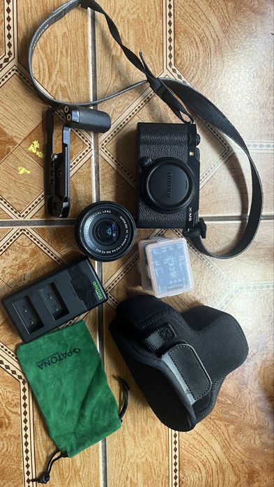 Fujifilm XM5 z obiektywem XC15-45 mm F3.5-5.6 OIS PZ i akcesoria