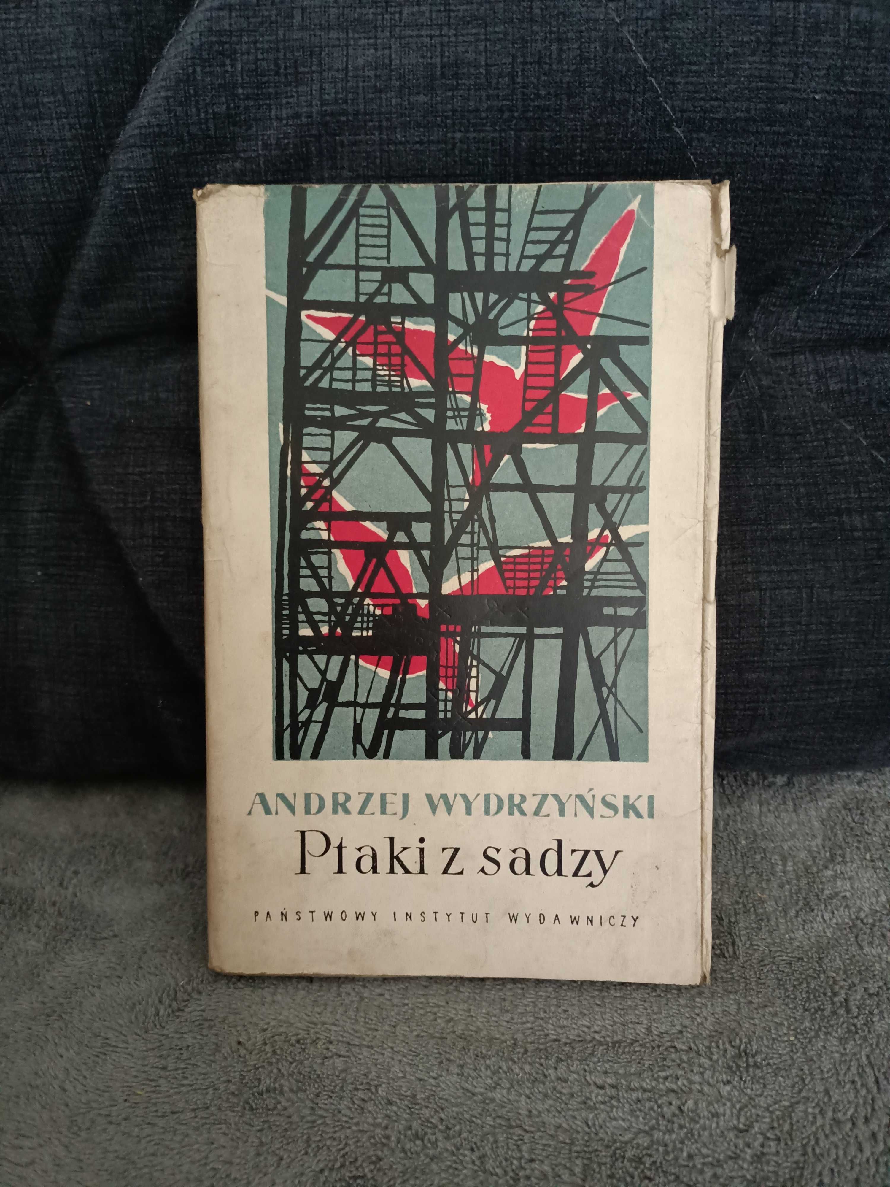 A. Wydrzyński " Ptaki z sadzy "