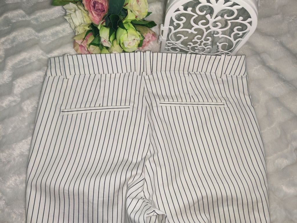 Białe spodnie w paski  H&M rozmiar z metki 40