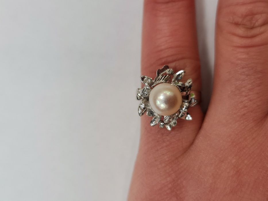 Piękny złoty pierścionek damski/ Białe złoto/ 375/ 3.5 gram/ R14 Perła