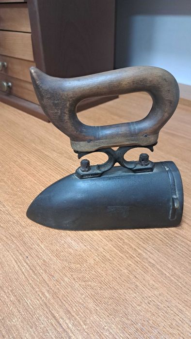 Zabytkowe żelazko z duszą – żeliwne z drewnianą rączką (103)