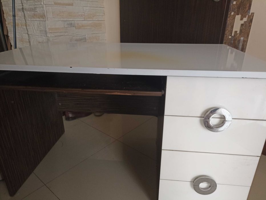 Oddam za darmo biurko i krzesło biurowe