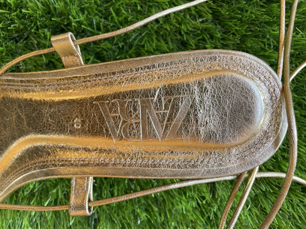 Sandálias douradas salto médio Zara N.40