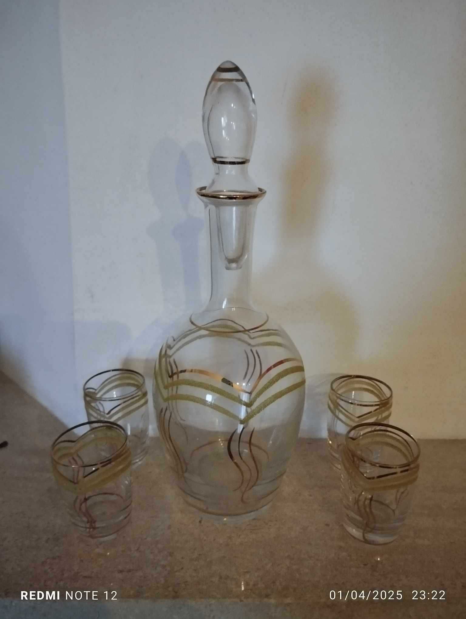 Garrafa de licor com copos - vintage