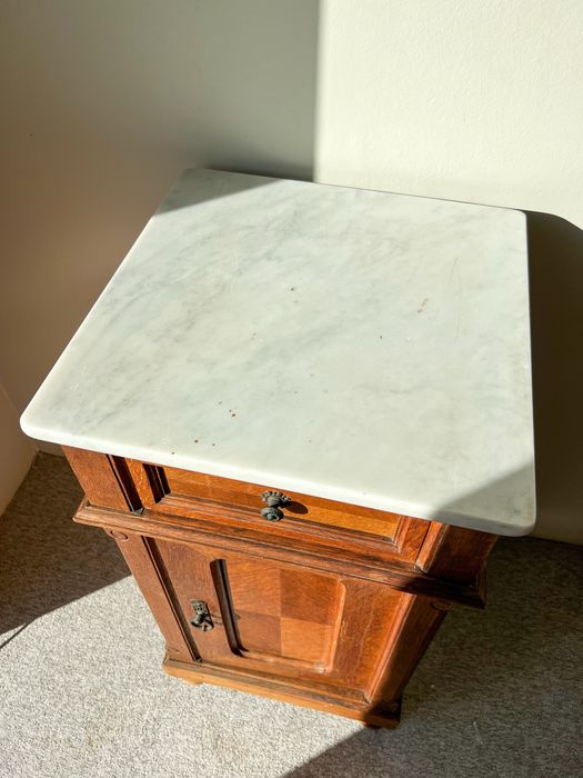 Szafka z marmurowym blatem