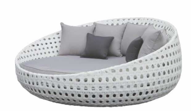 Садовий диван ліжко з ротанга в комплекті зі столиком
