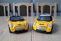 Zestaw dwóch pięknych modeli Mini Cooper S firmy Kinsmart.