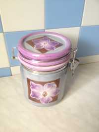 Retro pojemnik ceramiczny kuchenny liliowy z zamknięciem i uszczelką
