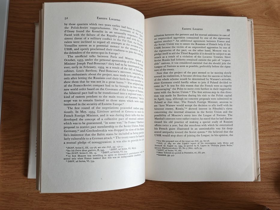 Ksiażka historyczna Polish-Soviet Relations 
Autor: Bohdan B.