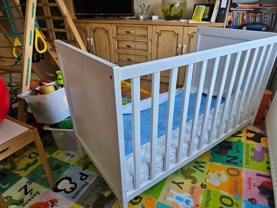 Łóżeczko białe drewniane Ikea Sundvik + materac Ikea i ochraniacz