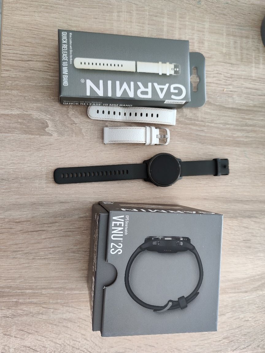 Garmin Venu 2S z dwoma paskami