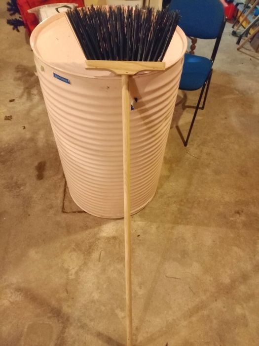 Vassoura nova com 23cm