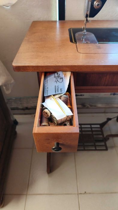 Máquina de Costura Antiga  |  OLIVA