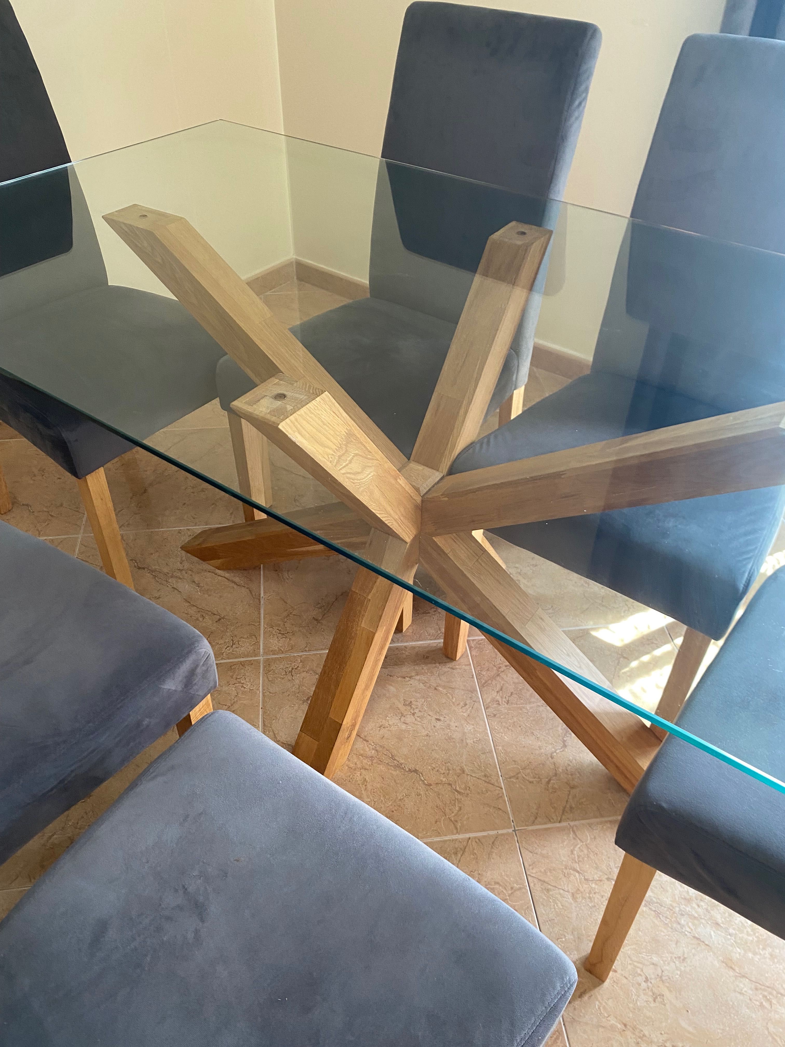 Vendo mesa com cadeiras nova