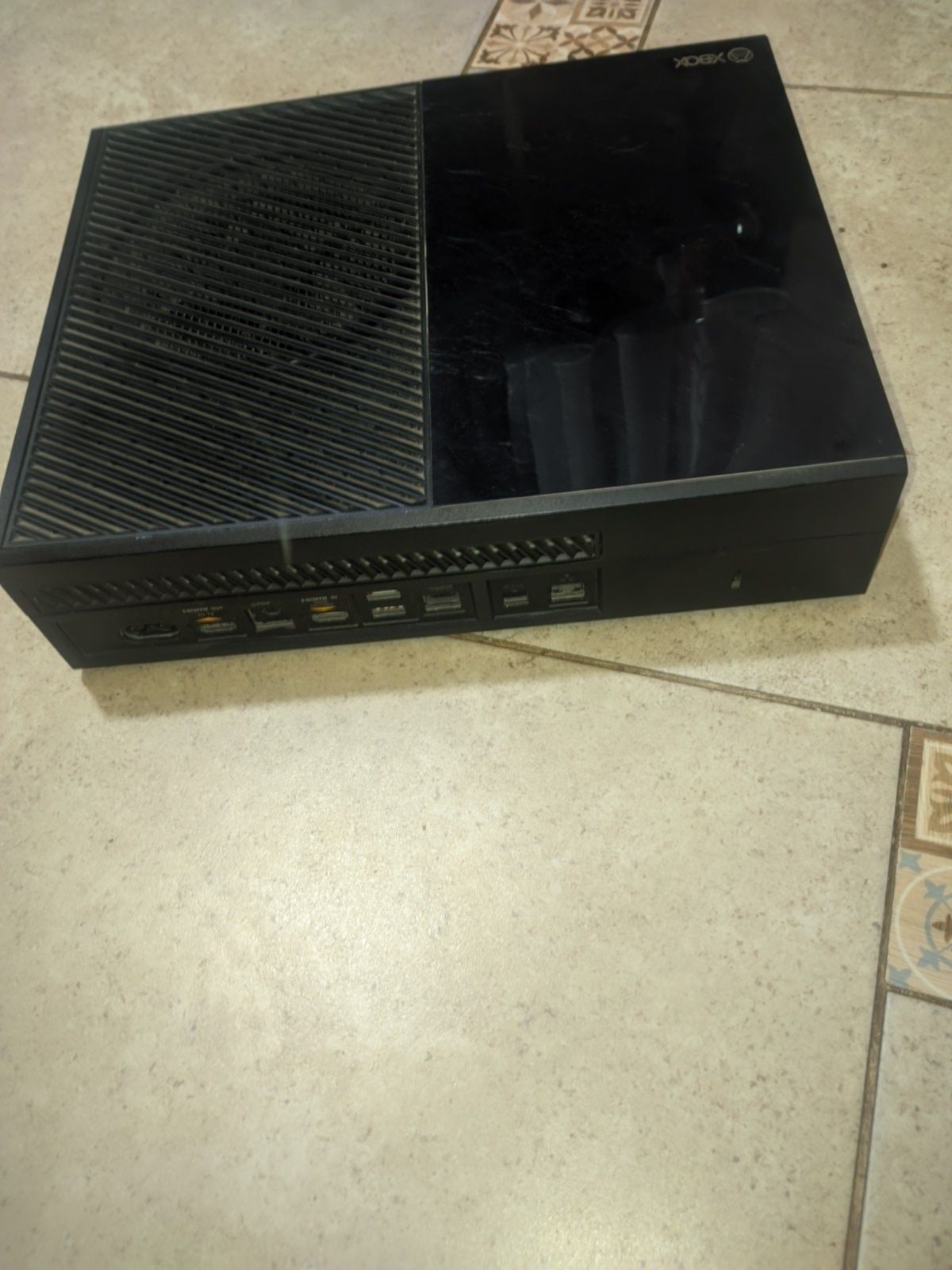 Продаю Xbox one  350 gb + 2 джойстика