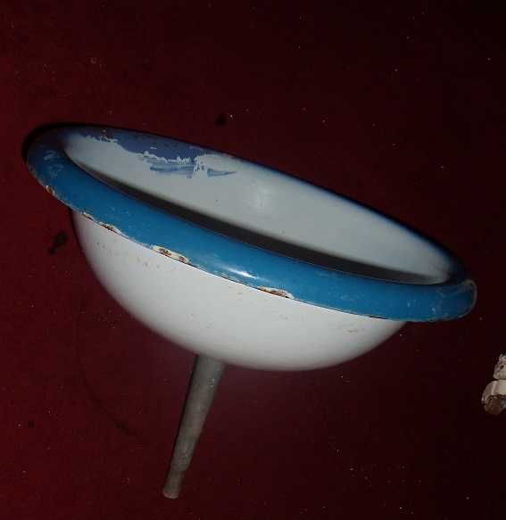 Lavatório muito antigo vintage em esmaltado de bacia com tubo