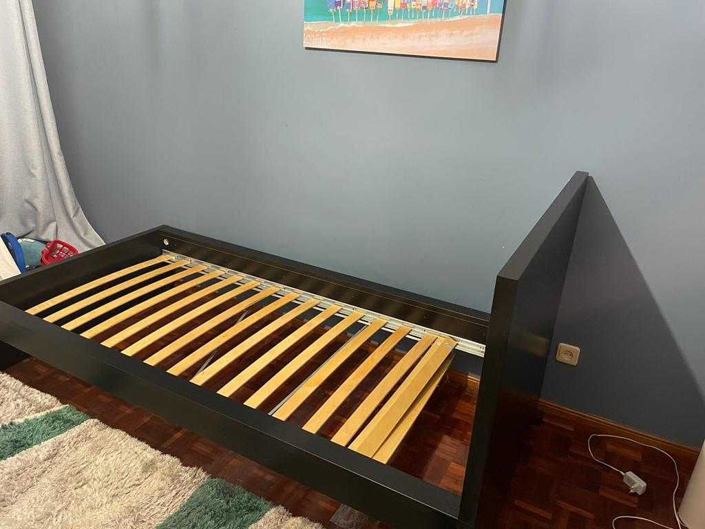 Cama solteira MAlm Ikea com prateleiras