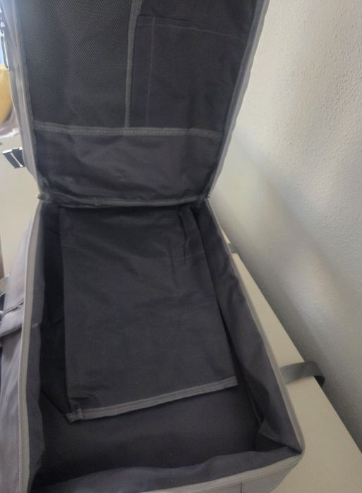 Mochila de viagem cinzenta