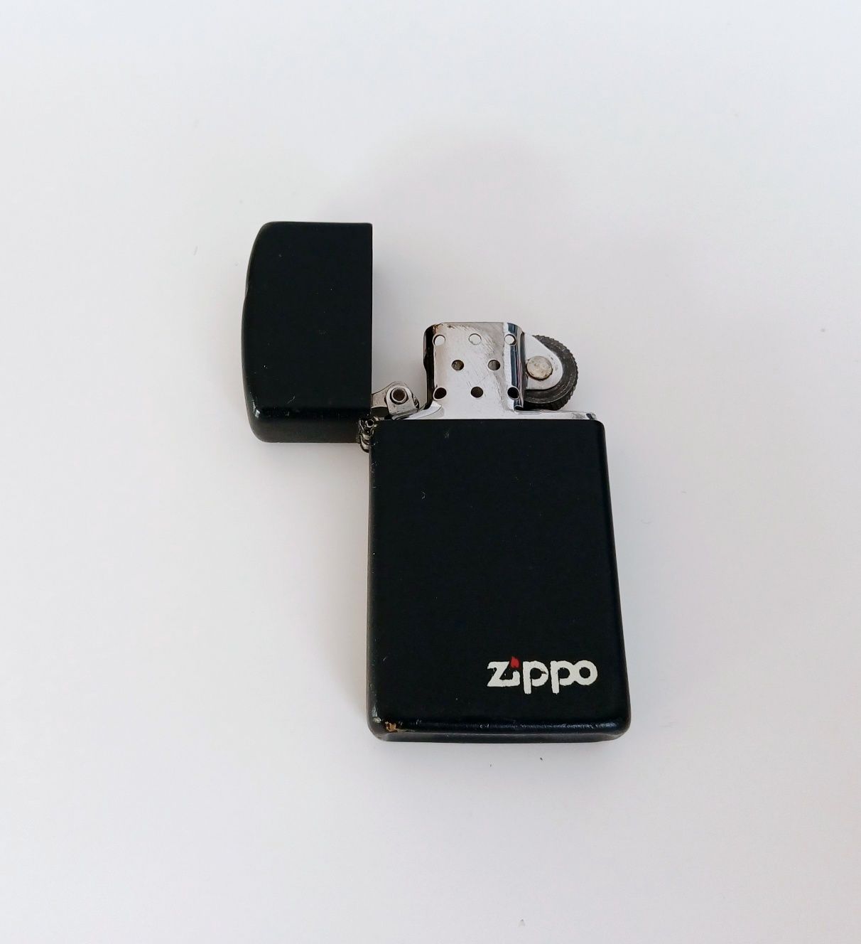 Czarna zapalniczka Zippo slim z 1989 roku