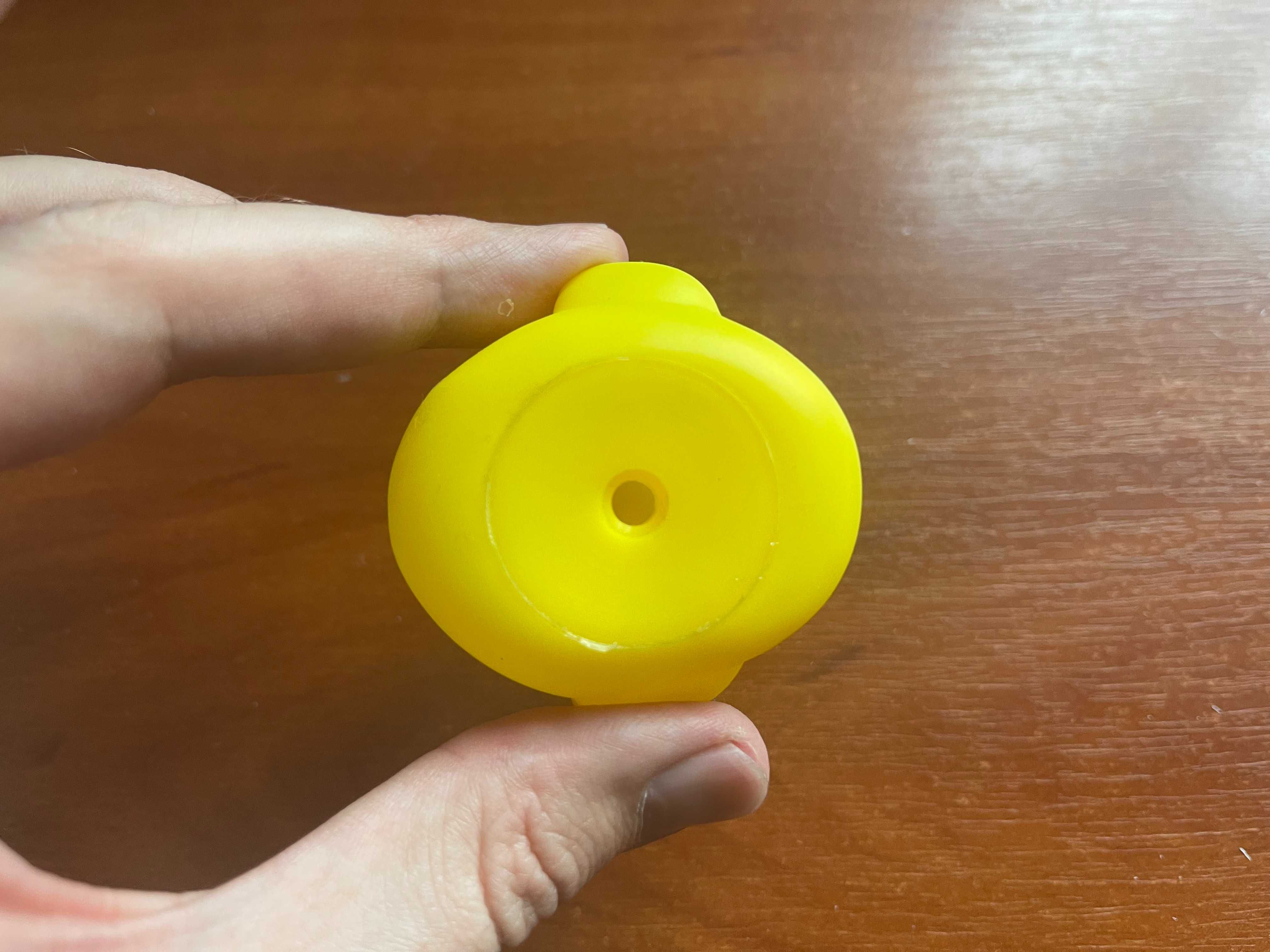 Желтый резиновый утенок игрушка