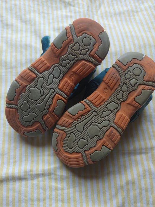 Sandały z zakrytymi czubkami Graffiti Roz 28