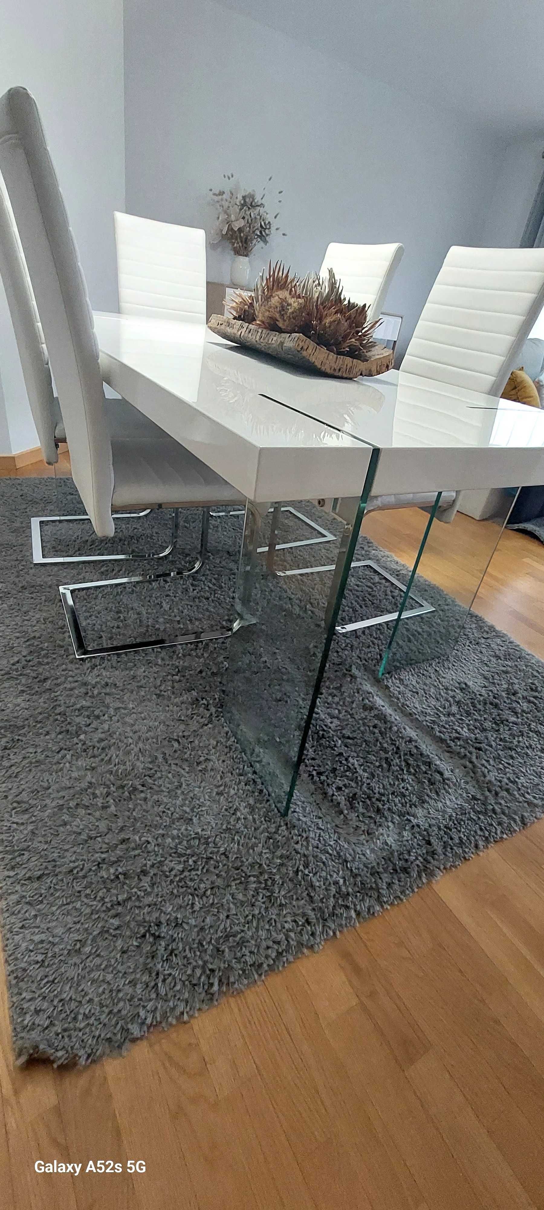 Mesa lacada em branco com pes em vidro