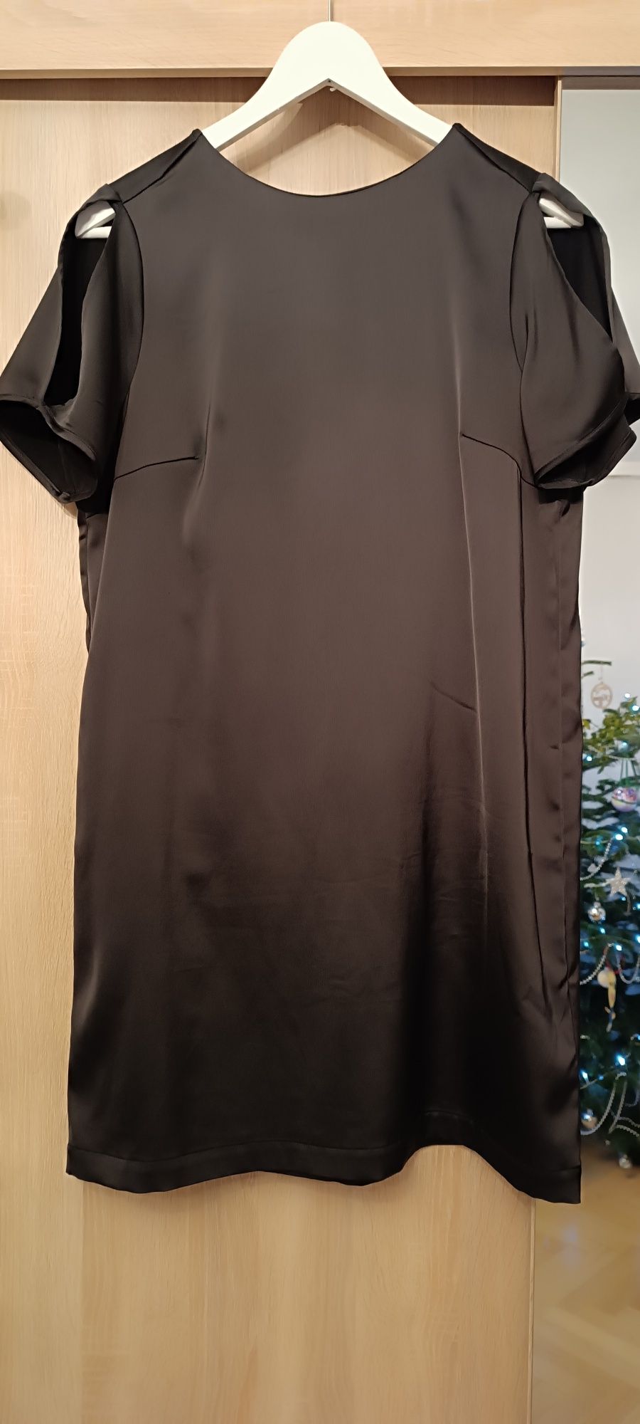 Czarna sukienka z ozdobą na plecach