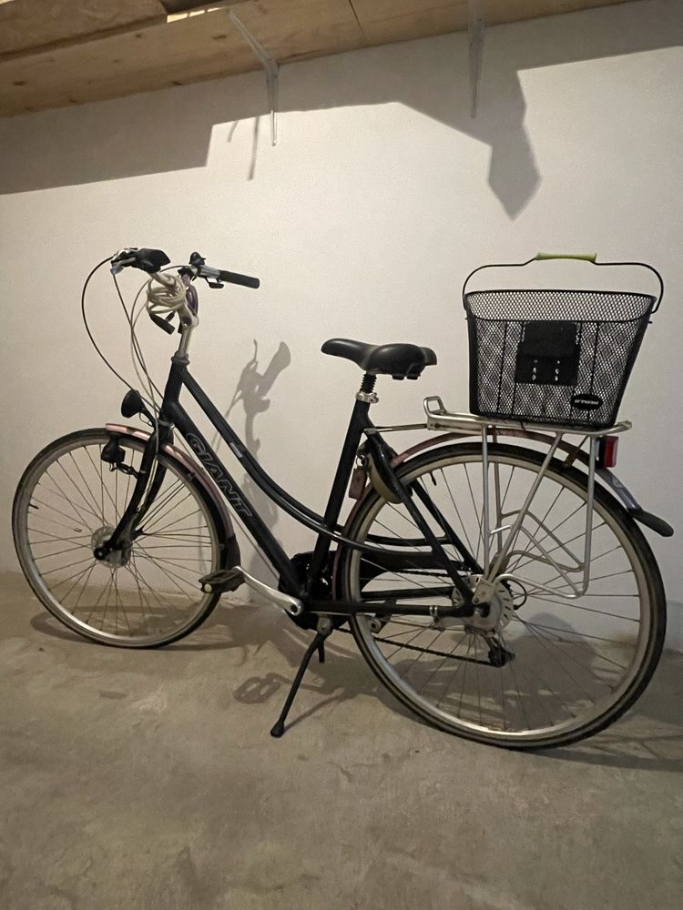 Bicicleta urbana GIANT com cesto