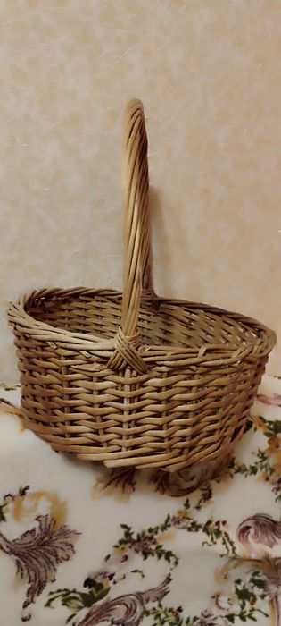 Плетеная корзина с лозы