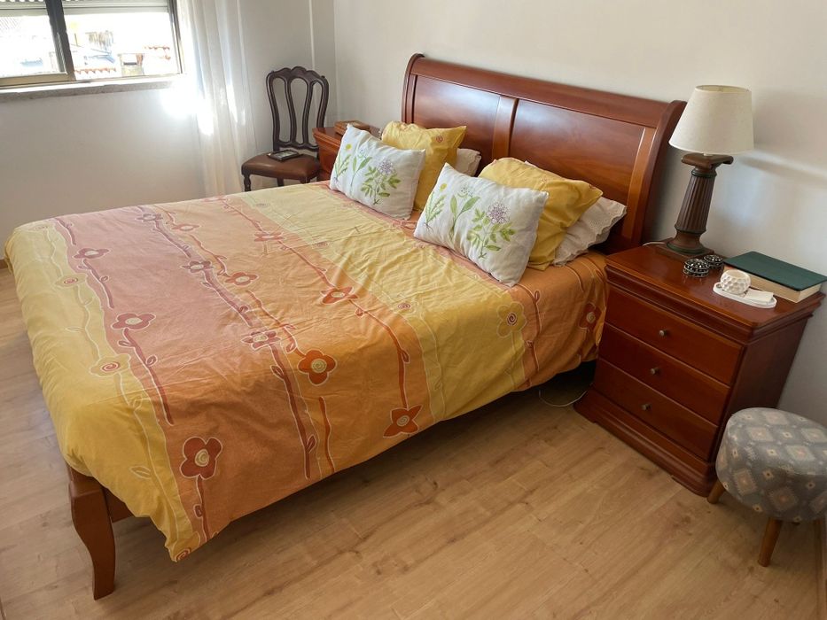 Cama de casal em madeira Cerejeira