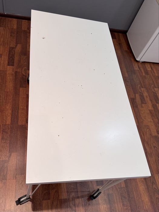 Білий стіл на колесах