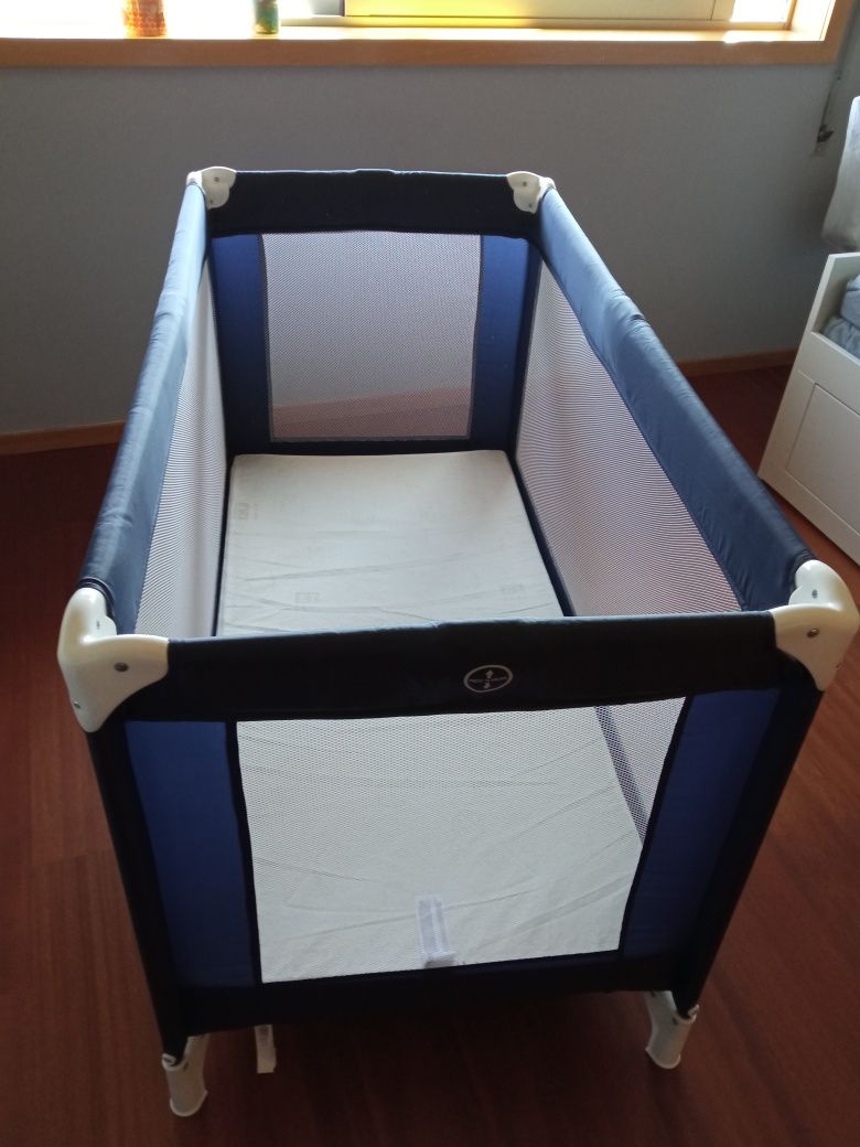 Cama de bebê com pouco uso