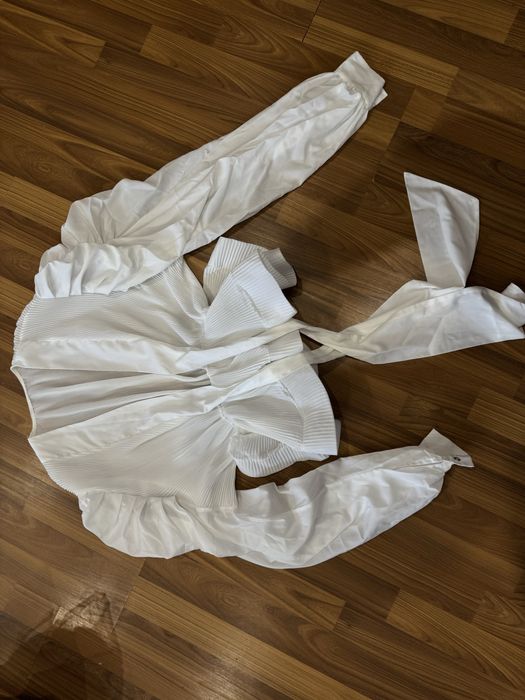 Нарядна блузка з воланом