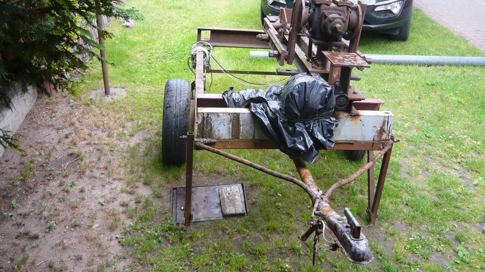 Łuparka do drewna pozioma mechaniczna na kołach do wykończenia