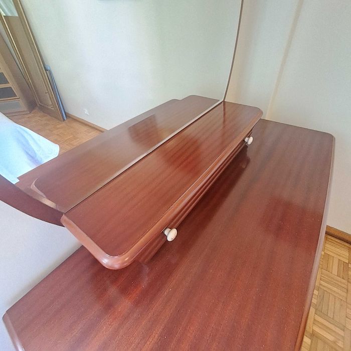 Cómoda de muito boa qualidade com Espelho