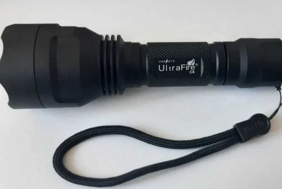 mocna latarka Ultrafire C8 w zestawie ogniwo 18650 convoy