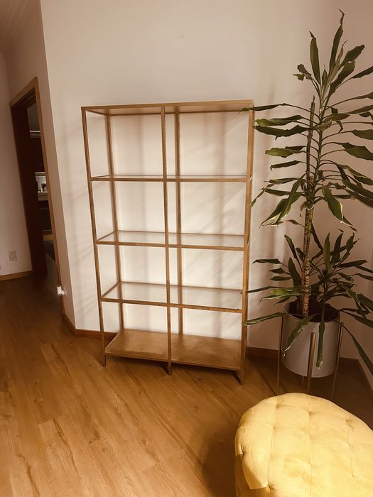 Estante IKEA em metal e vidro VITTSJO