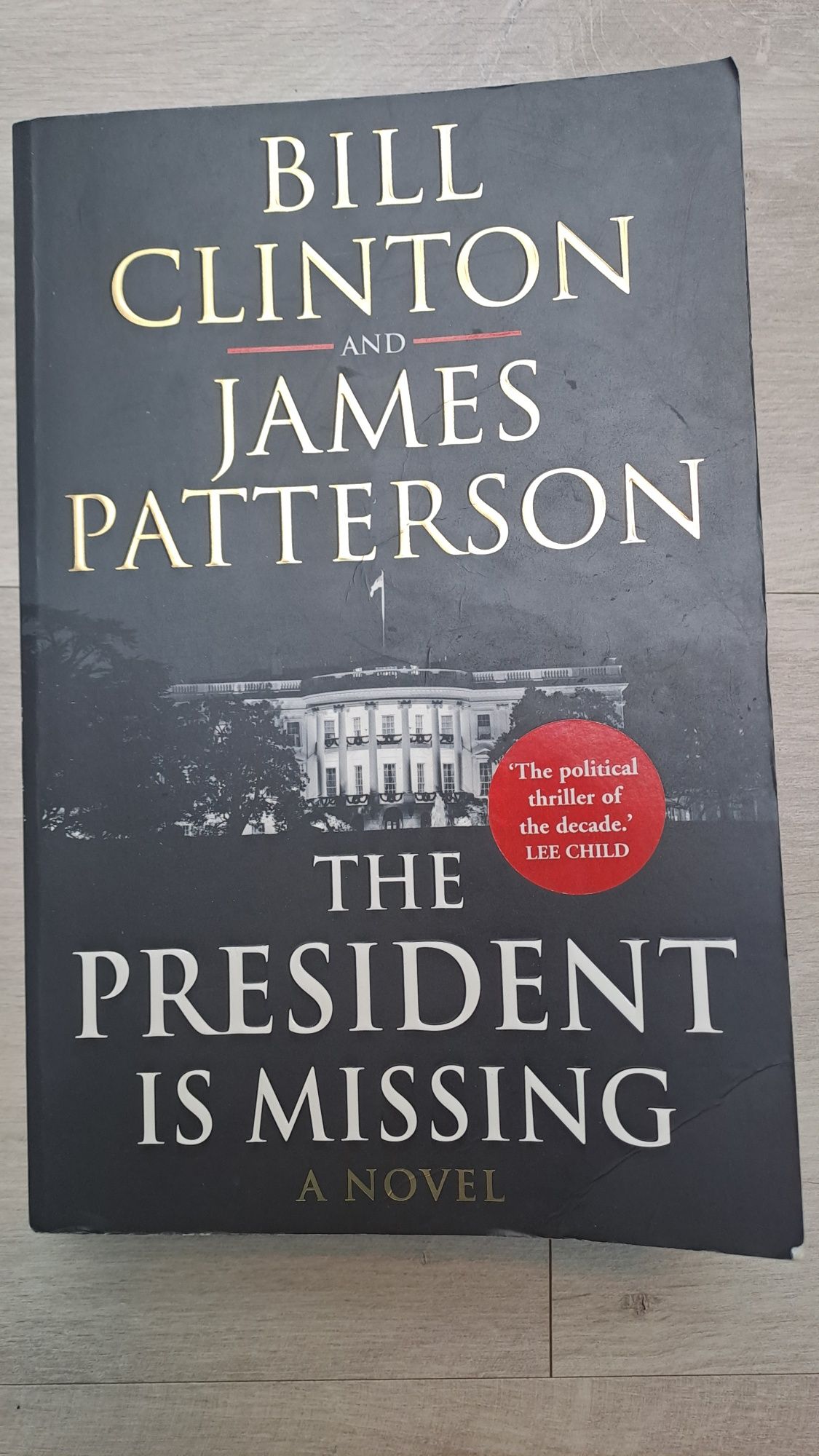 The president is missing książka