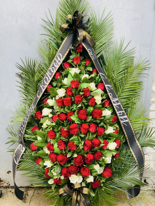 Вінок із живих троянд корзина із живих квітів