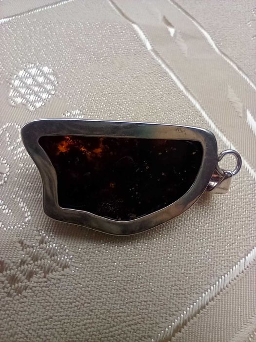 Duży,srebrny wisiorek z bursztynem, ciemny bursztyn zawieszka