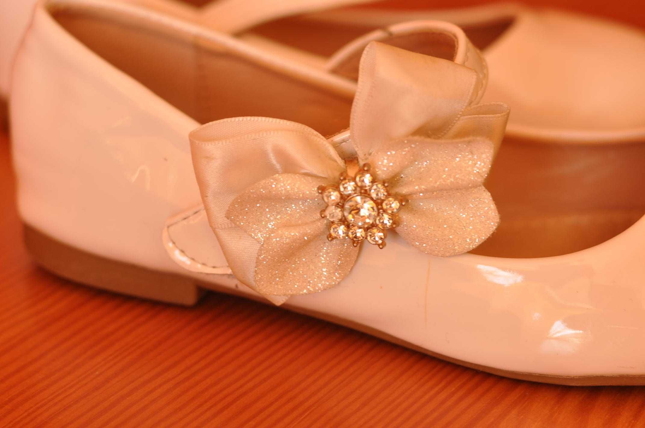 Buty do komunii dla dziewczynki 34, larierowane, skórzana wkładka
