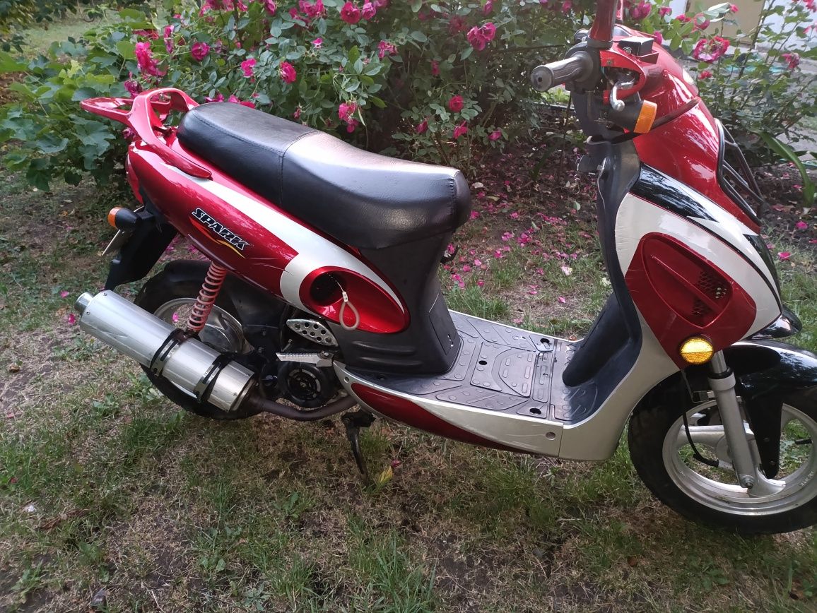 Продам скутер Спарк 150