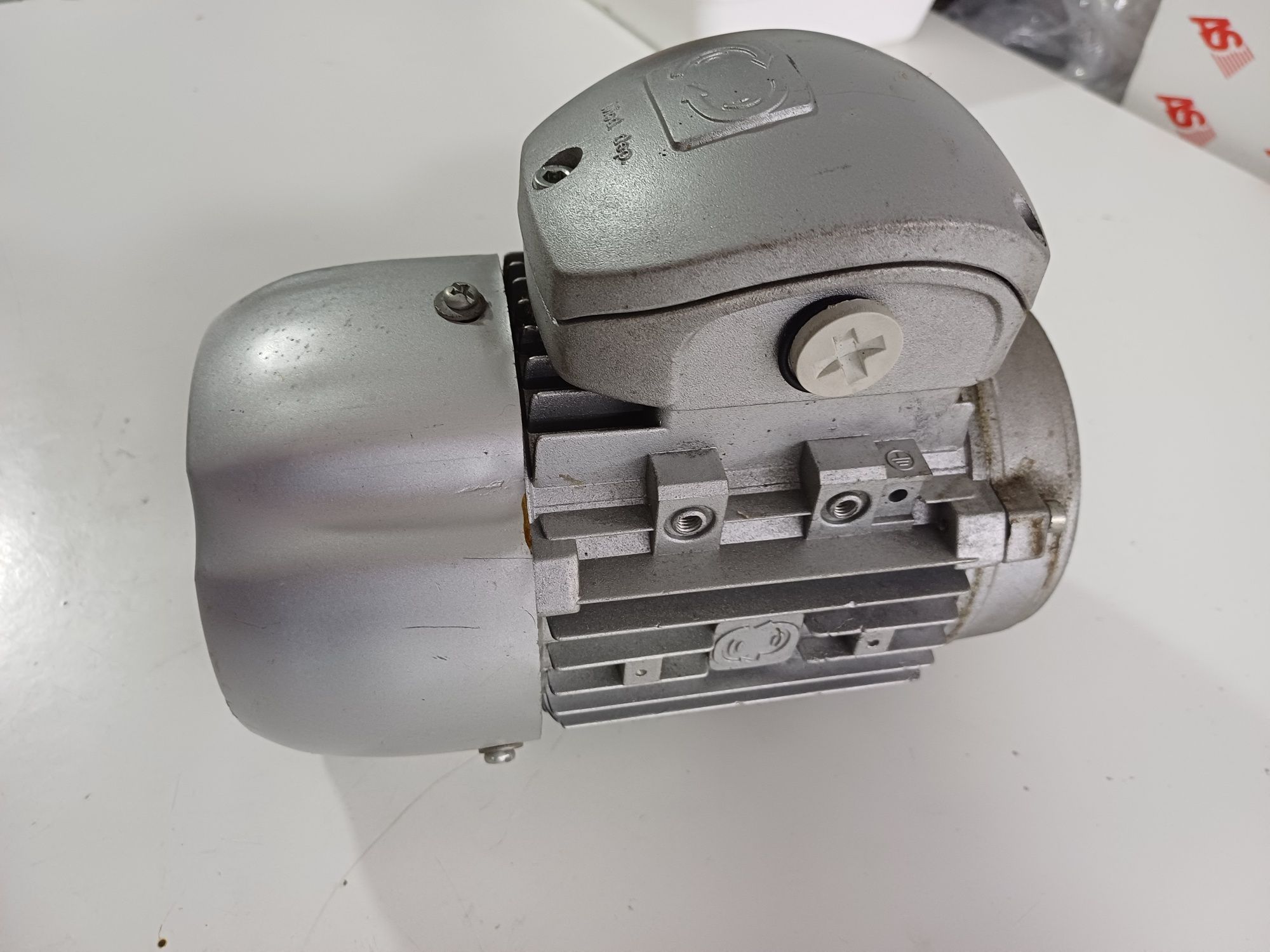 Motor trifasico 0.9Kw  1346rpm tipo 56B-4