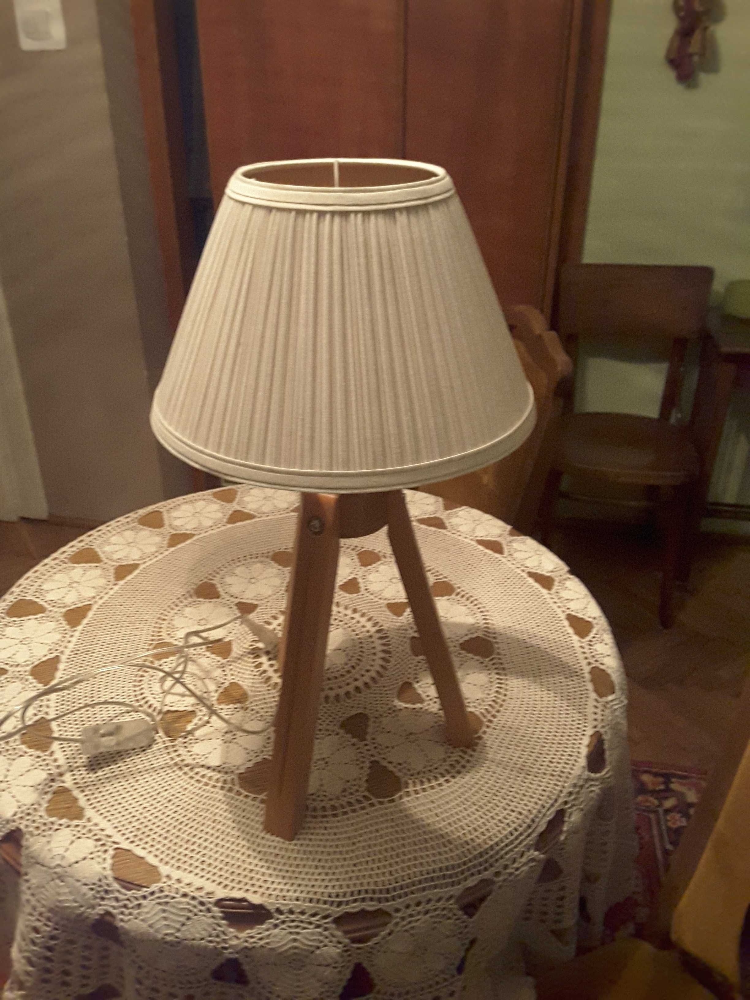 Lampa na trójnogu