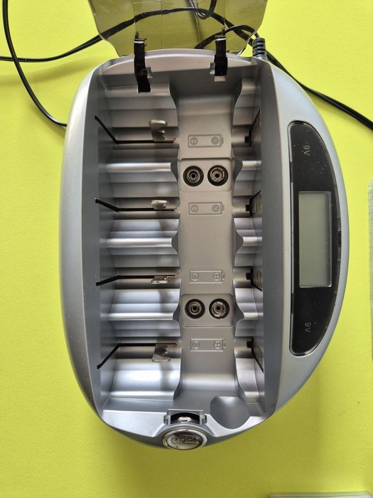 Ładowarka Energizer model CHEUF