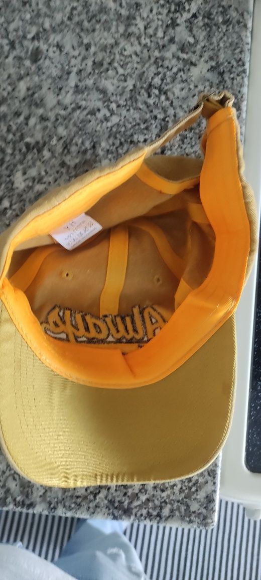 Vendo  boné novo cores amarelo castanho e preto
