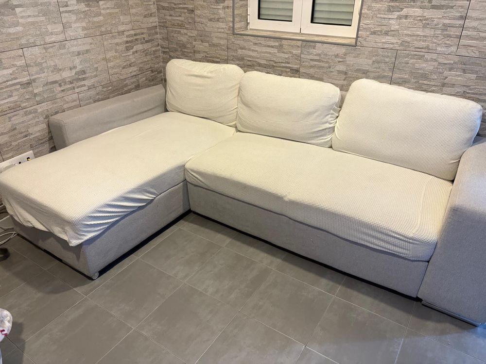 Sofa cama c/chaiselong + dois puffs + 2 almofadas