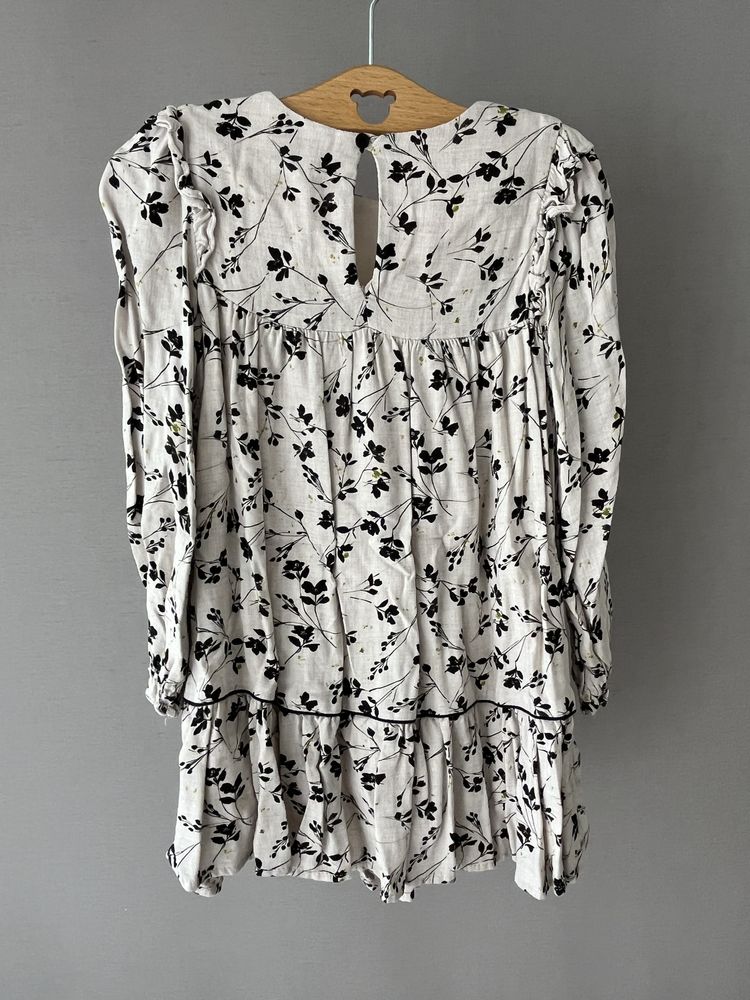 Vestido beje com pormenores de flores