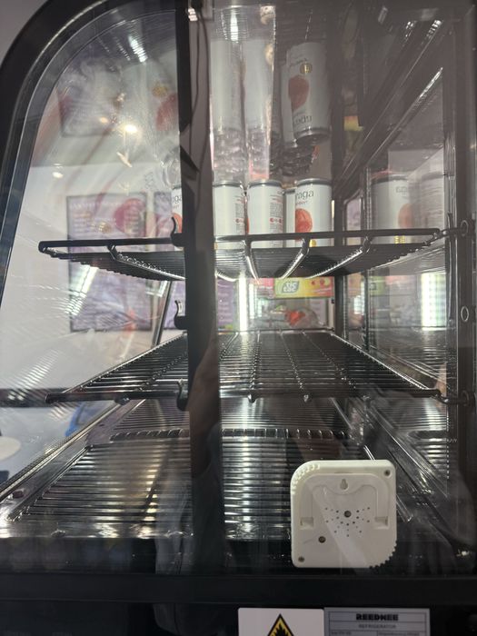 Кондитерська вітрина